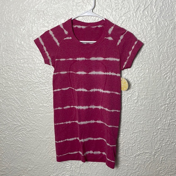 Lululemon Swiftly Tech Short Sleeve Crew Cranberry - Picture 2 of 8
